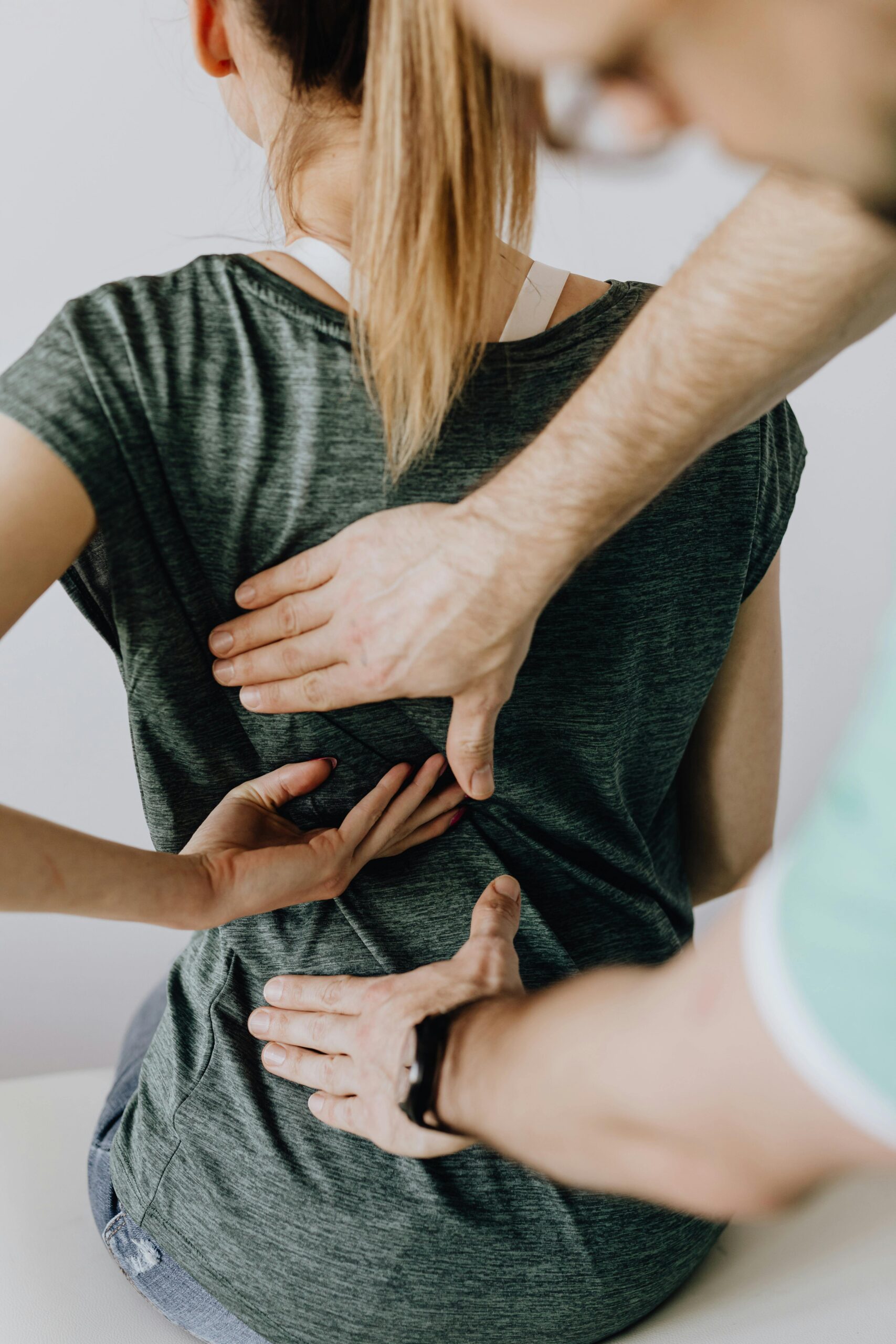 Le chiropracteur effectue des ajustements manuels sur le dos d'une patiente afin de soulager la gêne et d'améliorer la posture.